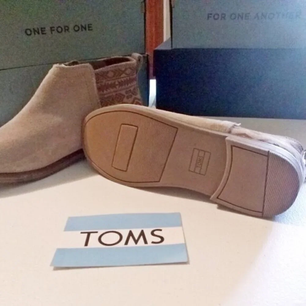 NIB Toms Deia Suede Ankle Boots Youth Size 5.5 MSRP $70